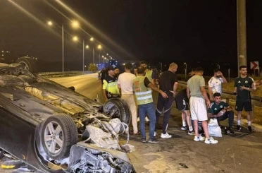 Futbolcular kazaya denk geldi, yaralılara müdahale etti 