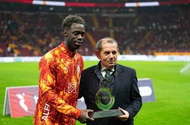Galatasaray’da 100. maçına çıkan Davinson Sanchez’e plaket verildi 