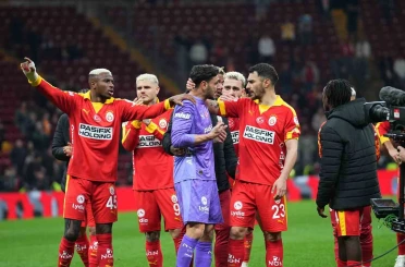 Galatasaraylı taraftarlardan Günay Güvenç’e destek 