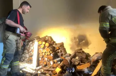 Garajdaki odunlar tutuştu, yangın büyümeden kontrol altına alındı
