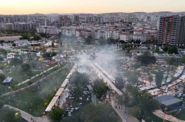 GastroANTEP’te kebap stantlarının önünde kuyruk oluştu, dumandan göz gözü görmedi 
