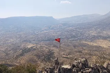 Gazeteci 2 bin rakımdaki Türk bayrağını yeniledi
