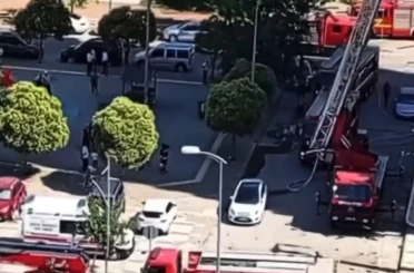 Gaziantep’te 14 katlı apartmanın çatısında çıkan yangını itfaiye söndürdü 