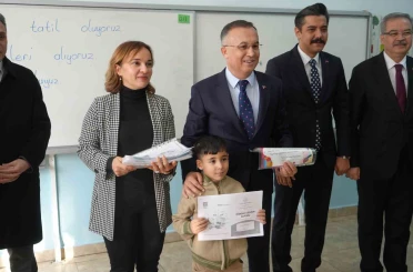 Gaziantep’te 690 bin öğrenci karne heyecanı yaşadı 