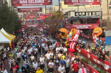 Gaziantep’te 7. Gazi Yarı Maratonu bin 498 sporcunun katılımıyla başladı 