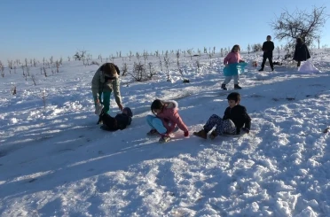 Gaziantep’te çocuklar tepsi, poşet ve leğenlerle kayarak eğlendi 