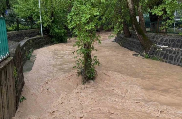 Gaziantep’te fırtınada çatılar uçtu, dereler taştı 