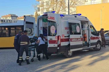 Gaziantep’te hafif ticari araç ile çarpışan motosikletli yaralandı 