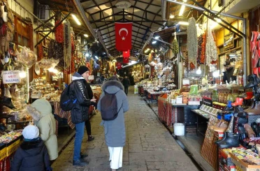 Gaziantep’te kar yağışı tarihi çarşıları sessizliğe bürüdü 