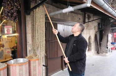 Gaziantep’te kışın vazgeçilmezi kuru bamya 2 bin TL’den tezgahta 