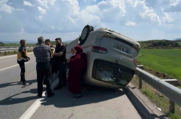 Gaziantep’te lastiği patlayan minibüs takla attı 