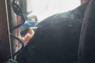 Gaziantep’te otobüs şoförü direksiyon başında video izlerken görüntülendi 