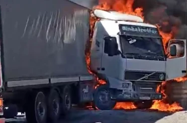 Gaziantep’te seyir halindeki tır alev aldı