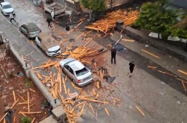Gaziantep’te şiddetli yağış bir evin çatısını yıktı, vatandaş yaşadıklarını canlı yayında ağlayarak anlattı 