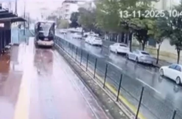 Gaziantep’te tramvaya yıldırım isabet etme anı kamerada 