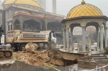Gaziantep’te yoğun yağış sonrası cami avlusu çöktü 