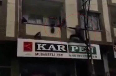 Gaziantep’te yürekleri ağza getiren an: Balkonda asılı kalan çocuğu kurtardı 