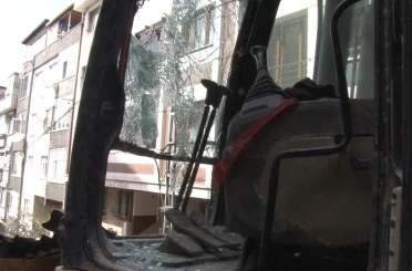 Gaziosmanpaşa’da binadan kopan tahta parçası aracın camını parçaladı: Kepçe operatörü yaralandı 