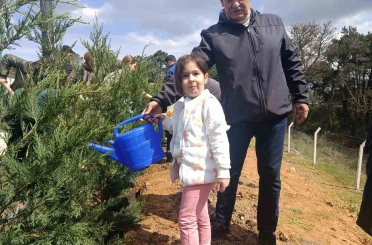 Gaziosmanpaşa’da çocuklar fidanları toprakla buluşturdu 