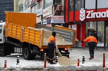Gaziosmanpaşa’da karla mücadele için ekipler 7/24 sahada 