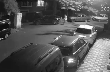 Gaziosmanpaşa’da kayan otomobil doğal gaz kutusuna çarptı, tüm bina tahliye edildi 