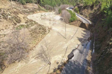 Gazipaşa’da heyelan yolu yuttu 