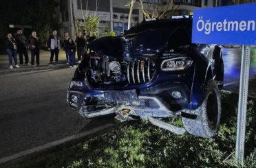 Gazipaşa’da kamyonet refüje çıktı: 2 yaralı 