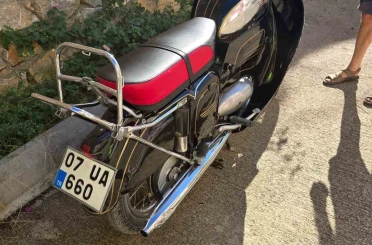 Gazipaşa’da mıcırda kayan motosiklet devrildi: 2 yaralı 