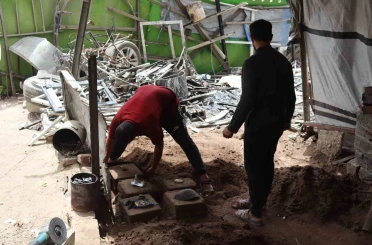 Gazzeli mühendis Al-Batsh, alüminyumu eriterek araç ve jeneratör parçası üretiyor 