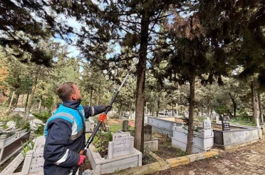 Gebze’de bayram öncesi mezarlıklarda bakım çalışmaları hızlandı 