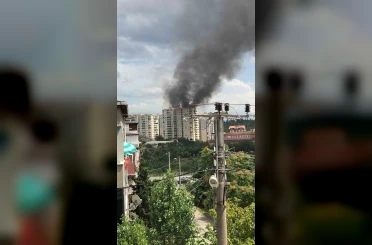 Gebze’de bina çatısı alevlere teslim oldu 