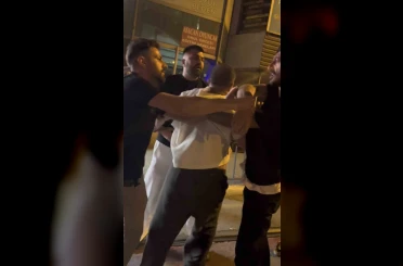 Gece kulübünden çıkıp kavgaya böyle tutuştular… Ayakta zor durdular 