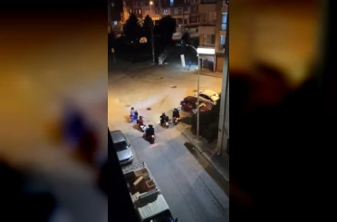 Gece saatlerinde çevreye rahatsızlık veren motosikletli gruba vatandaştan tepki 