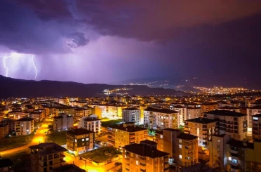 Geceyi aydınlatan şimşekler görsel şölen sundu 