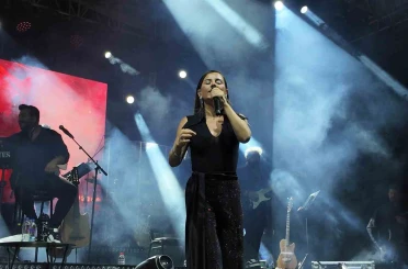 Gediz Tarhana Festivalinde Merve Özbey hem şarkılarıyla hem de cömertliği ile gönülleri fethetti 