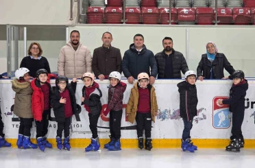 Geleceğin buz hokeycileri ilk adımlarını attı 