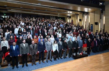 Geleceğin eczacıları düzenlenen törenle beyaz önlüklerini giydi 