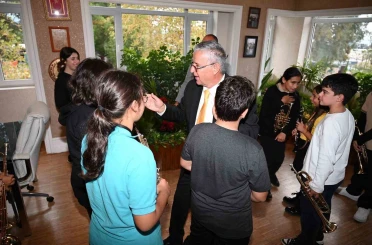 Geleceğin müzisyenlerinden Başkan Topaloğlu’na Öğretmenler Günü sürprizi 