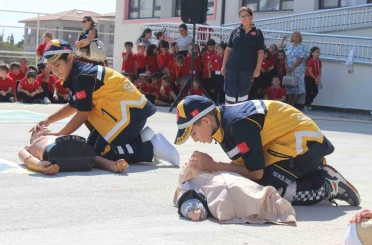Geleceğin ’sağlık elçileri’ öğrencilere kalp masajı ve suni teneffüs anlatıldı 
