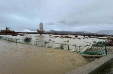 Gembos kanalı taştı, ekili alanlar suyla kaplandı 