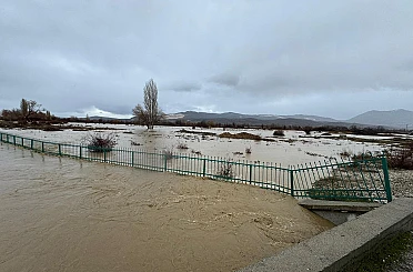 Gembos kanalı taştı, ekili alanlar suyla kaplandı