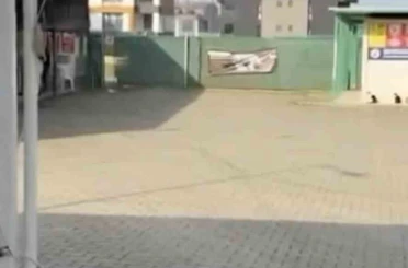 Gemlik Belediyesinin Umurbey’deki barınağını önünde toplanan hayvanseverler içeriye alınmadı 