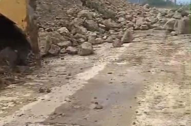 Gemlik-Mudanya yolu heyelan sebebiyle kapandı