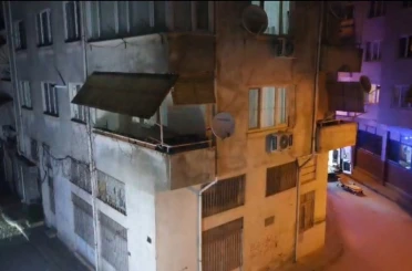 Gemlik’te hasarlı apartman tahliye edildi, sokak trafiğe kapatıldı 