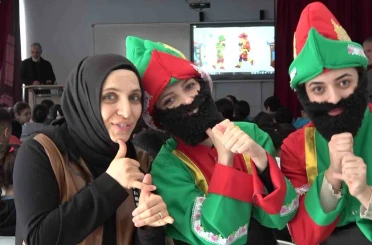 Genç kadınlar, Karagöz ile Hacivat olup "Kâbe’de Hacılar" ilahisini işaret diliyle sahneledi 