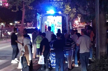 Genç kıza yaya geçidinden geçerken iki araç çarptı 