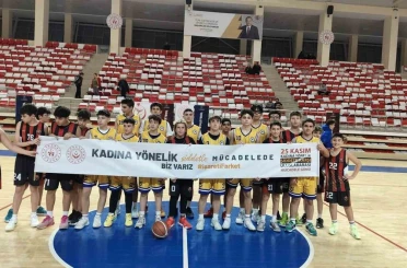 Genç sporculardan kadına şiddetle ilgili anlamlı pankart 