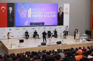 Gençler kültür sanat yarışmalarında sahnede boy gösterdi 