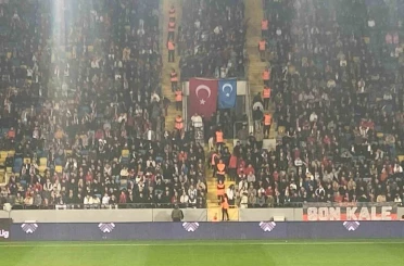 Gençlerbirliği taraftarları tribüne Doğu Türkistan bayrağı astı 