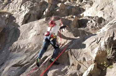 Gençlerden zorlu tırmanış eğitimi